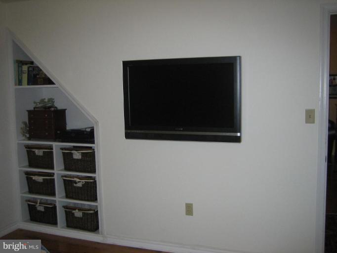 285 West Bay Front Road Lothian, MD 20711 - Photo 6 of 26 a living room with a flat screen tv and a book shelf