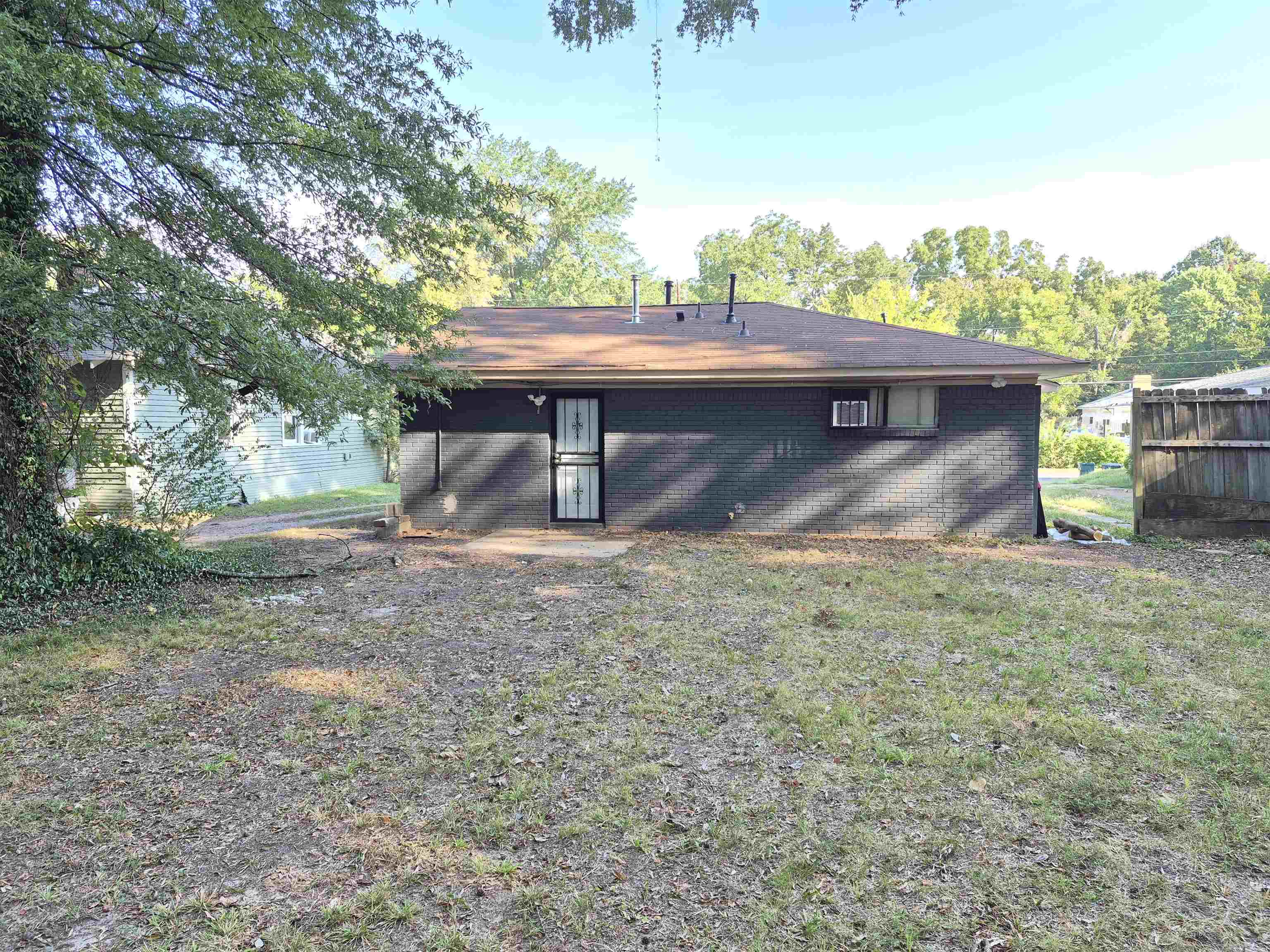 3449 Tutwiler Avenue, Unit 3449 Memphis, TN 38122 - Photo 9 of 10 a view of a backyard that has plants and a large tree