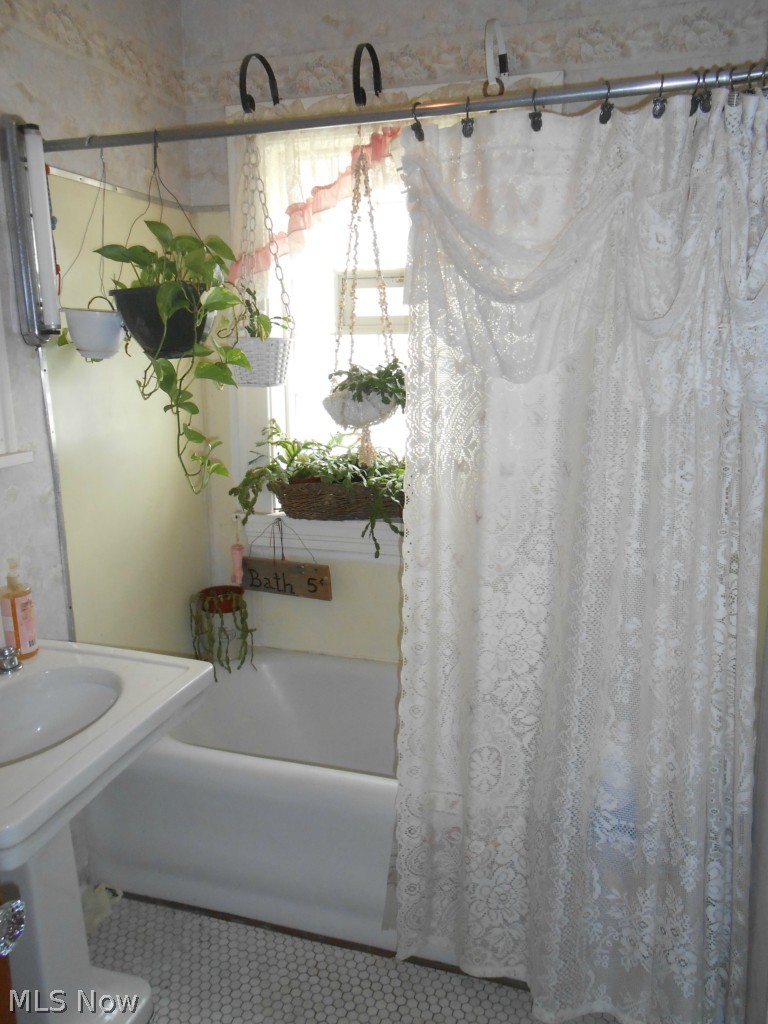 1905 West Schaaf Road Cleveland, OH 44109 - Photo 13 of 24 1st floor Full Bath