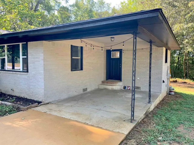 a view of a house with backyard
