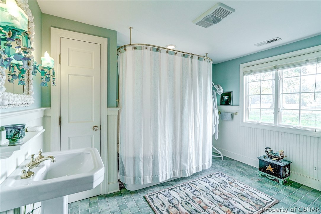 322 Lucom Point Drive Reedville, VA 22539 - Photo 26 of 28 Large full bath in the cottage.