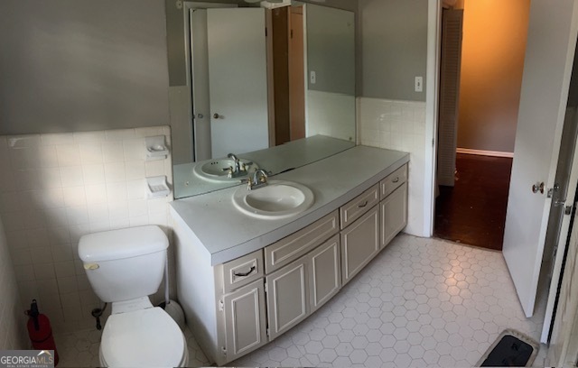 3643 Preakness Drive Decatur, GA 30034 - Photo 7 of 13 a bathroom with a toilet sink and mirror