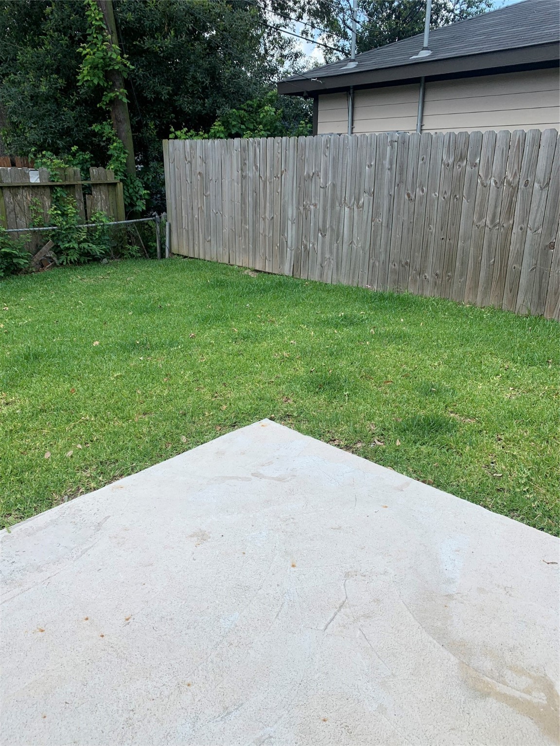 4122 Mallow Street, Unit B Houston, TX 77051 - Photo 9 of 11 a backyard of a house with lots of green space