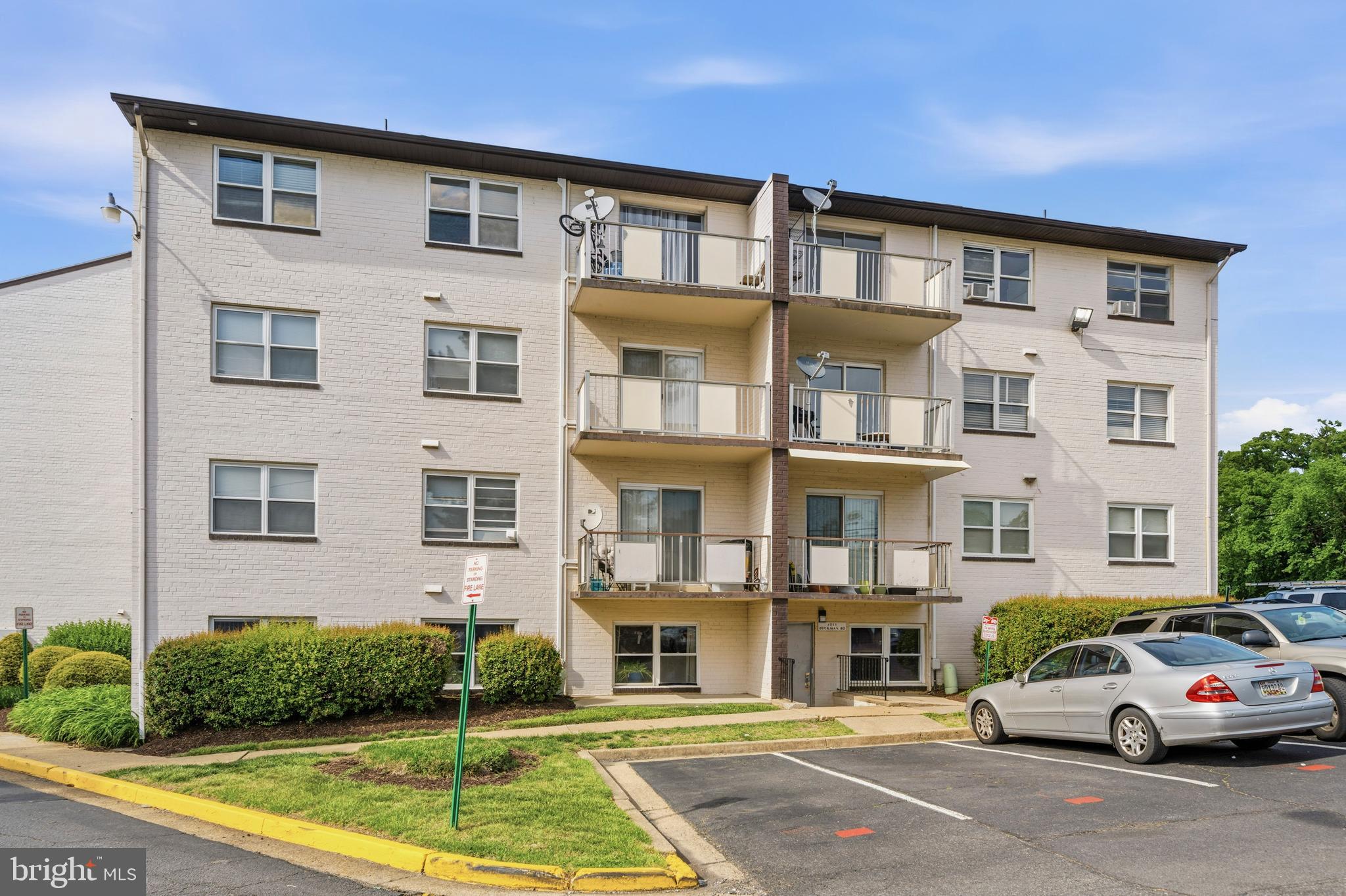 4260 Buckman Road, Unit 43 Alexandria, VA 22309 - Photo 33 of 35 a front view of a residential apartment building with a yard