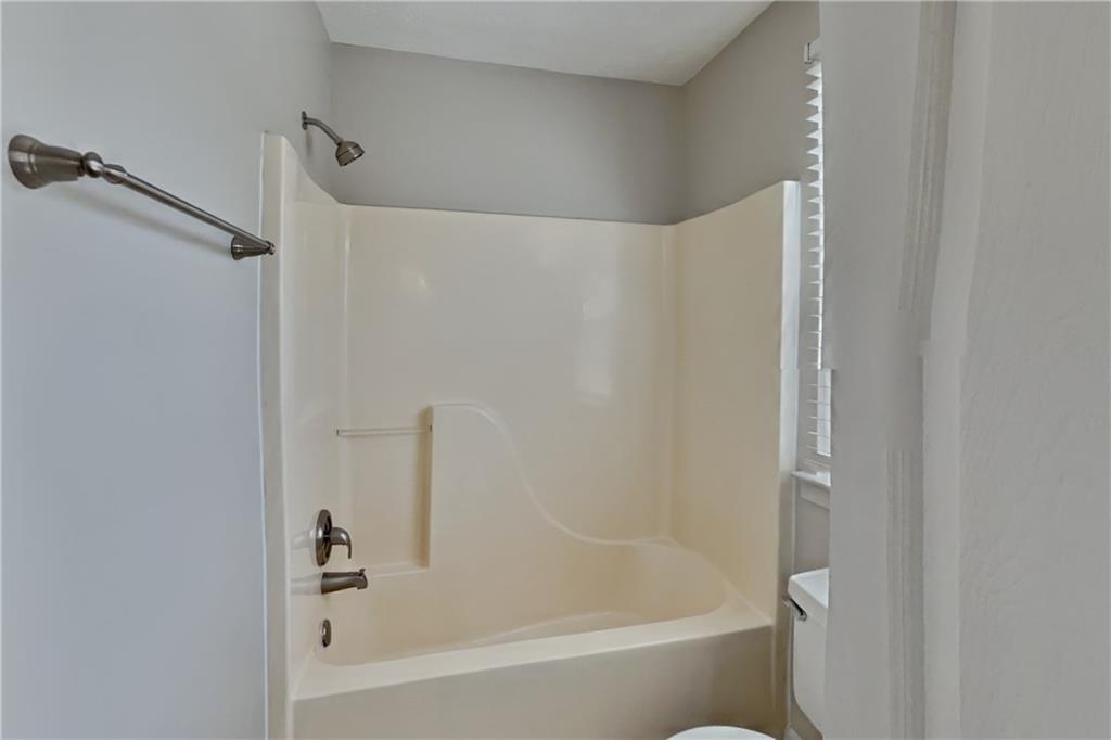 3366 English Oaks Drive Northwest Kennesaw, GA 30144 - Photo 18 of 22 a bathroom with a bathtub