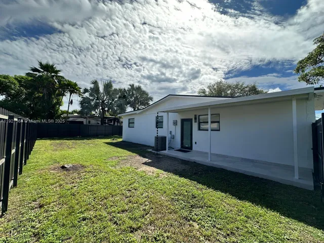 a view of a back yard of the house