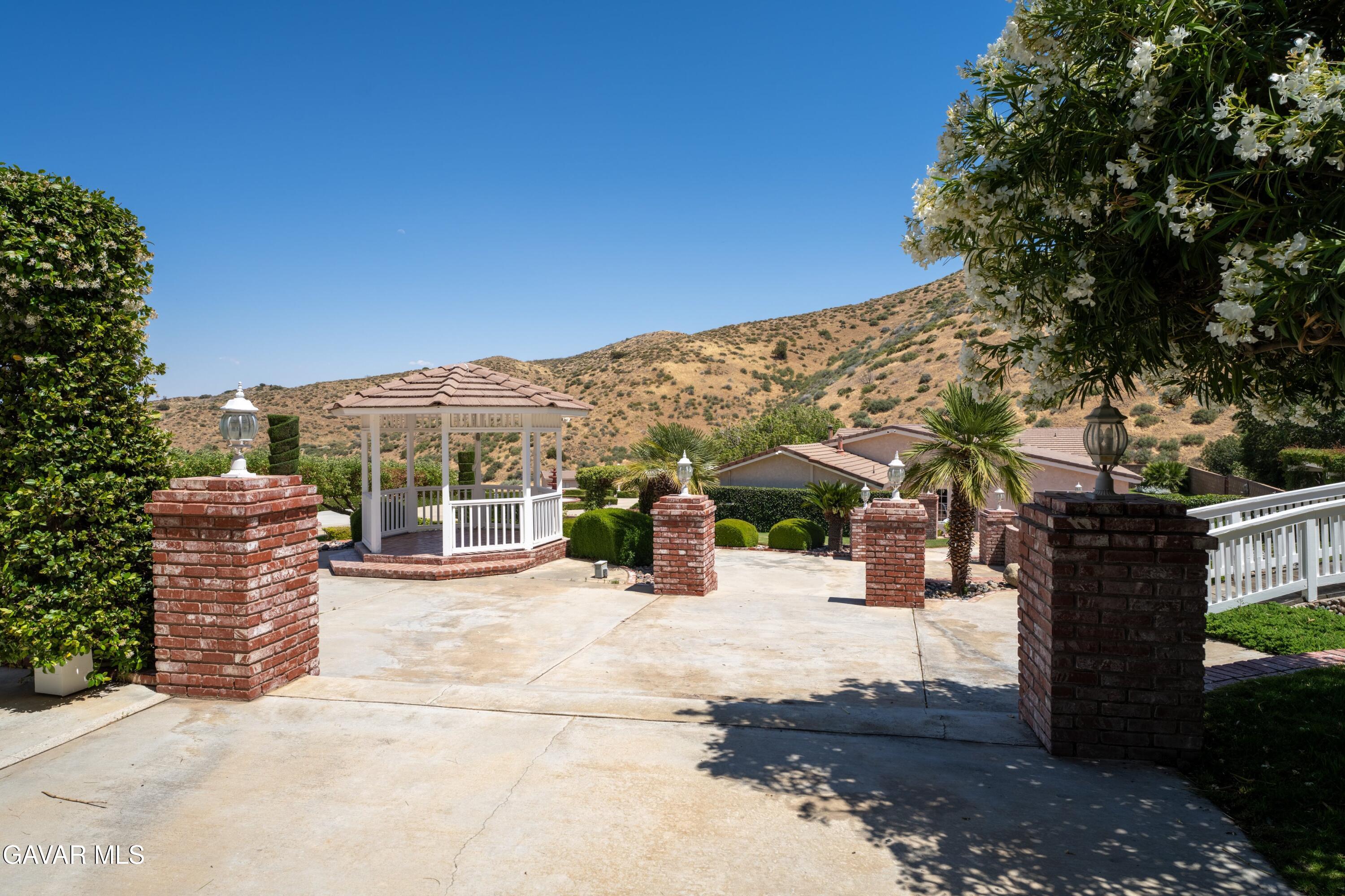 5801 Hacienda Ranch Road Palmdale, CA 93551 - Photo 48 of 69 a view of a city from a patio