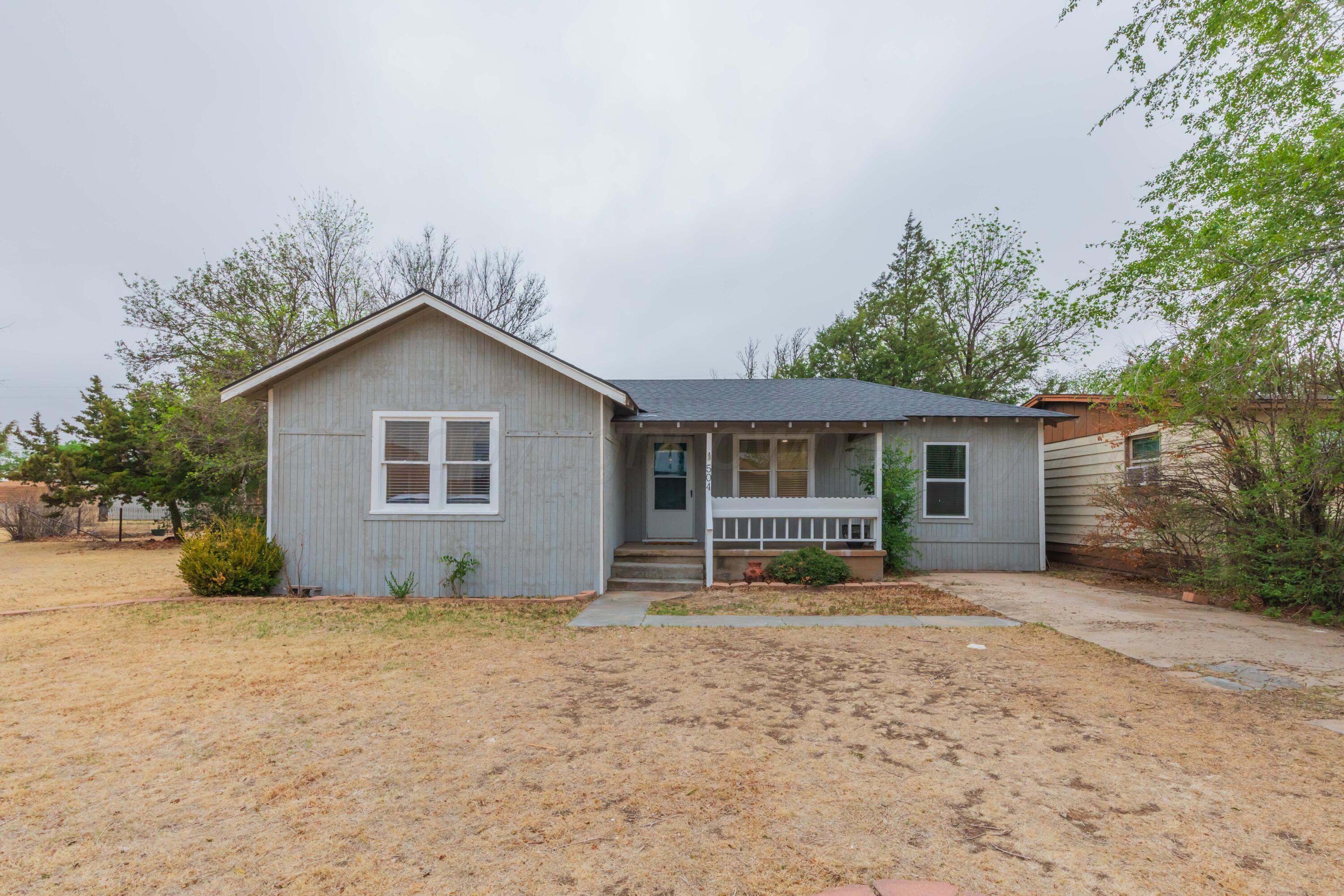 504 High Street Claude, TX 79019 - Photo 2 of 39 front view of a house with a yard