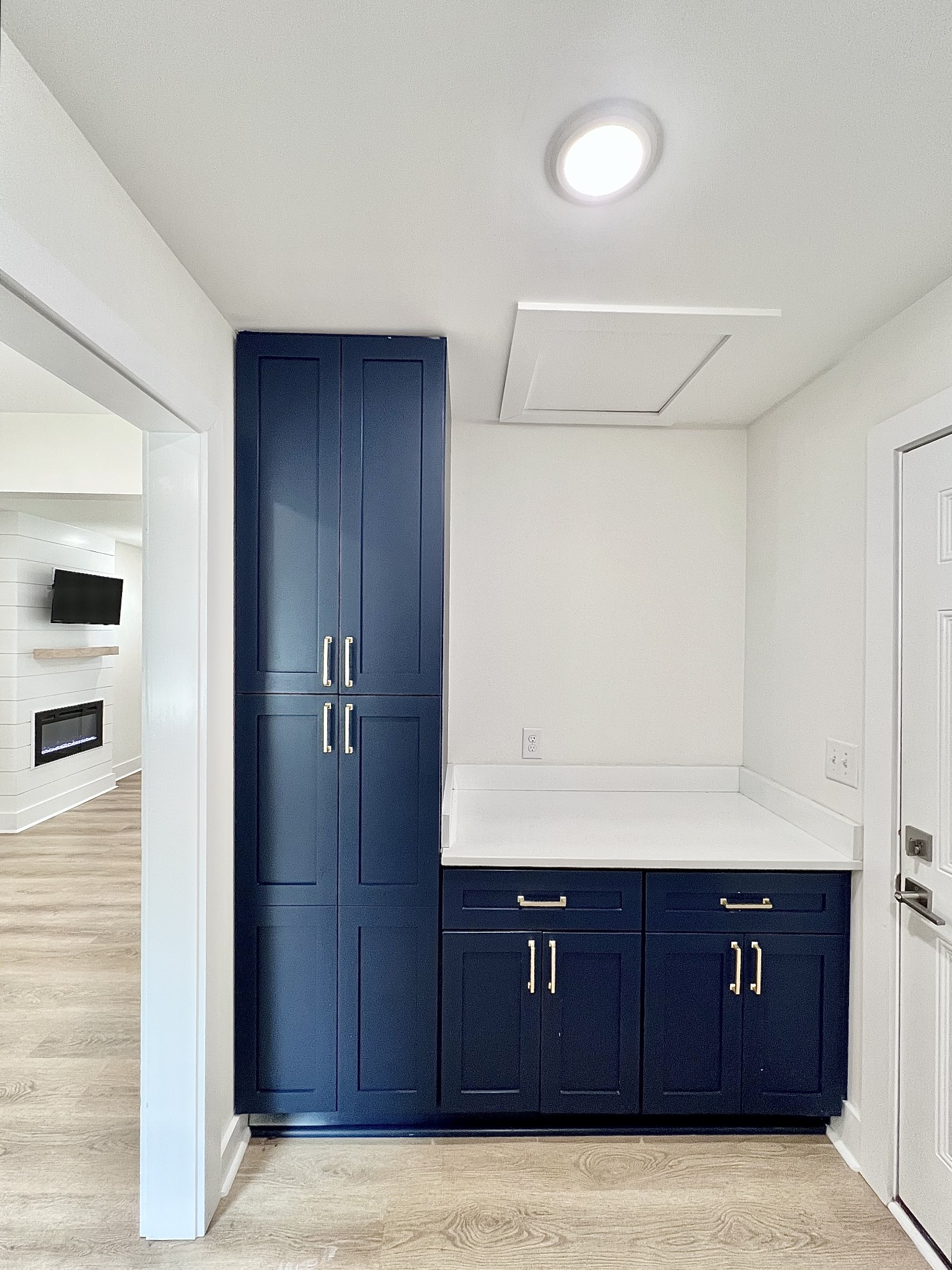 207 North Cedar Lane Pulaski, TN 38478 - Photo 20 of 66 a view of an empty room with cabinet and mirrors
