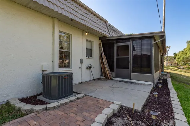 a view of yard with green space