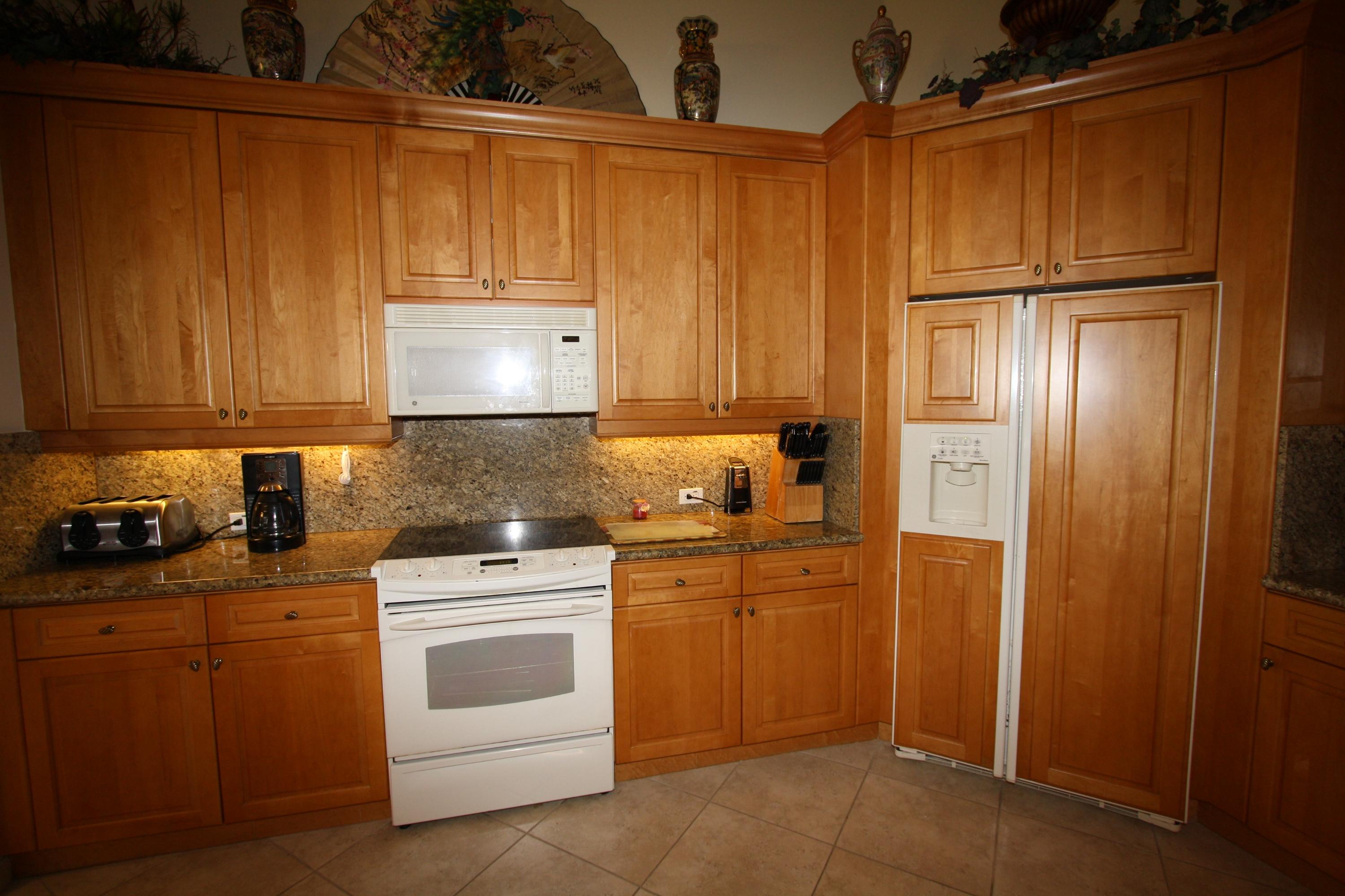 6581 Garde Road Boynton Beach, FL 33472 - Photo 4 of 31 Kitchen