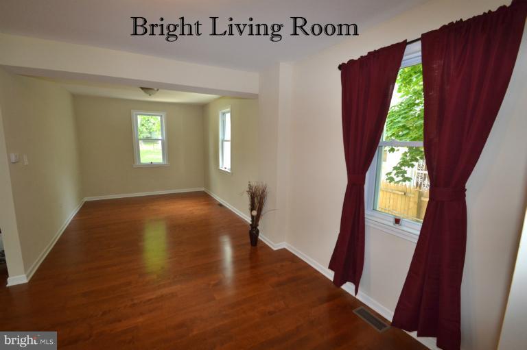 5717 Onnen Road Baltimore, MD 21206 - Photo 9 of 30 Living Room