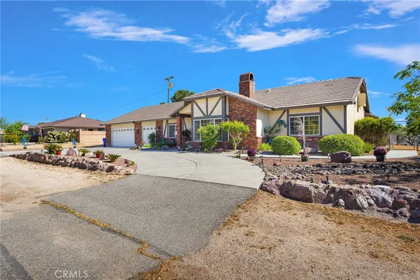 $565,000 | 19985 Red Feather Road, Apple Valley, CA 92307
