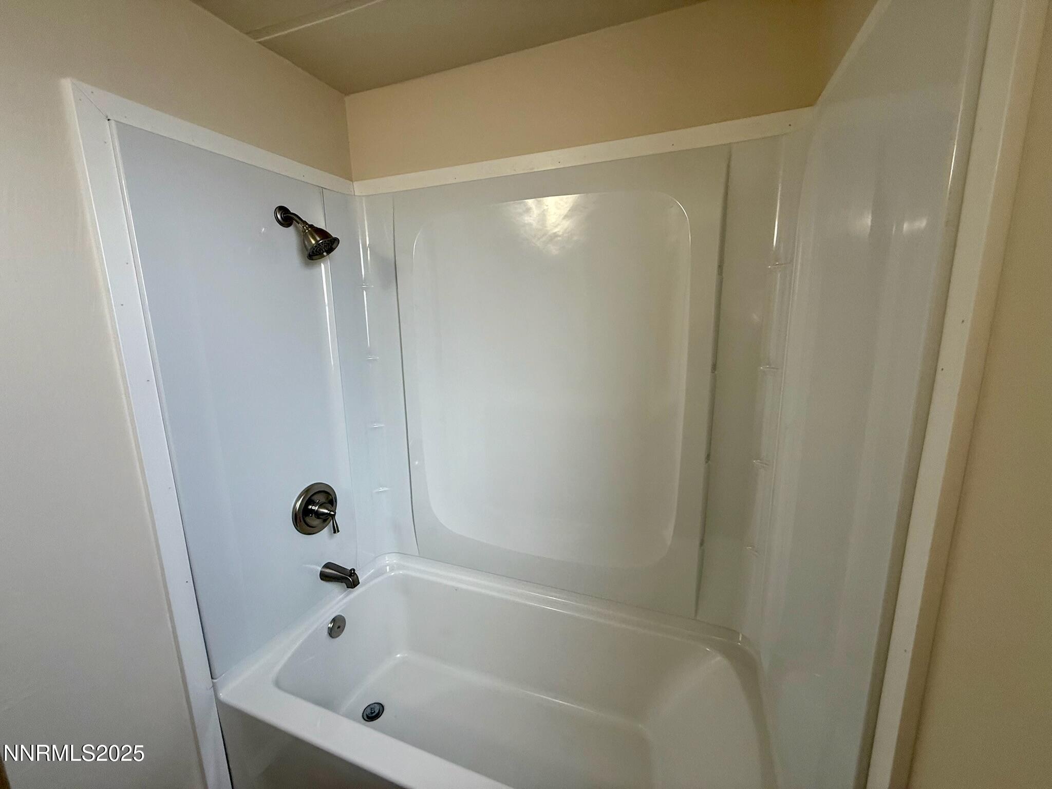 305 Kimble Drive Spring Creek, NV 89815 - Photo 28 of 31 a bathroom with a bathtub