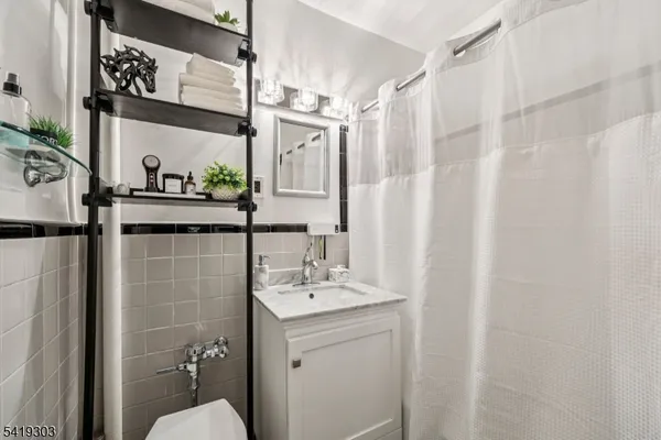 $2,750 | 5 Roosevelt Place, Unit 1E, Montclair, NJ 07042