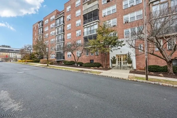 $2,750 | 5 Roosevelt Place, Unit 1E, Montclair, NJ 07042