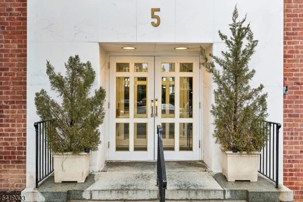 $2,750 | 5 Roosevelt Place, Unit 1E, Montclair, NJ 07042