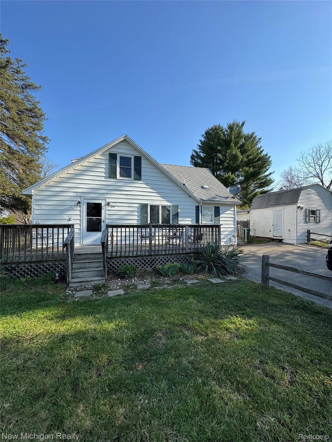305 East Rolfe Street Perry, MI 48872 - Photo 2 of 19 IMG_1959.jpeg