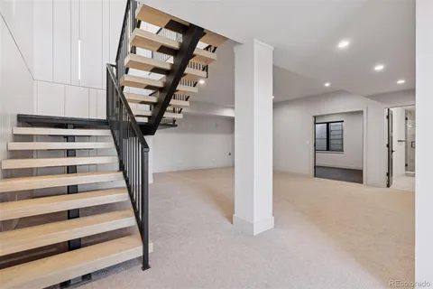 an empty room with windows and pillars in it