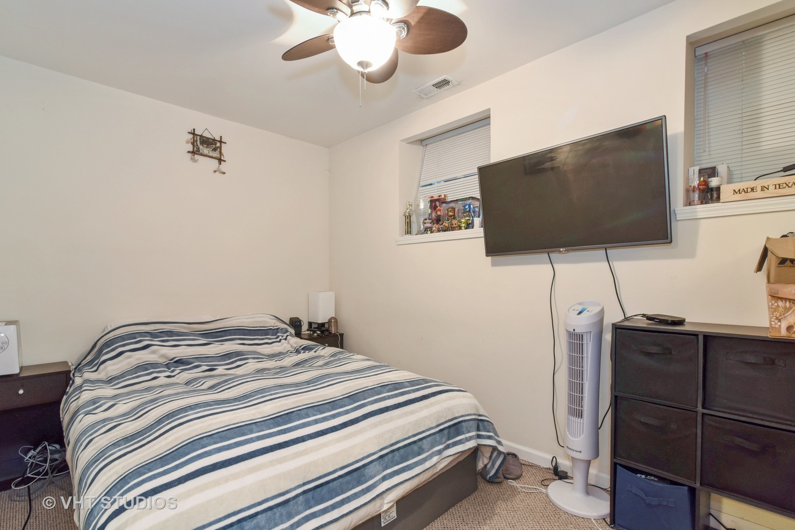1424 West Fletcher Street Chicago, IL 60657 - Photo 20 of 24 a bedroom with a bed and a flat screen tv