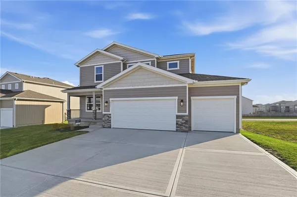 $544,950 | 1917 Southwest Hightown Drive, Lee's Summit, MO 64082