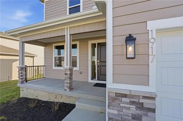 $544,950 | 1917 Southwest Hightown Drive, Lee's Summit, MO 64082