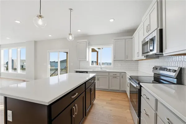 $544,950 | 1917 Southwest Hightown Drive, Lee's Summit, MO 64082