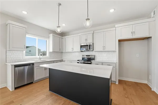 $544,950 | 1917 Southwest Hightown Drive, Lee's Summit, MO 64082