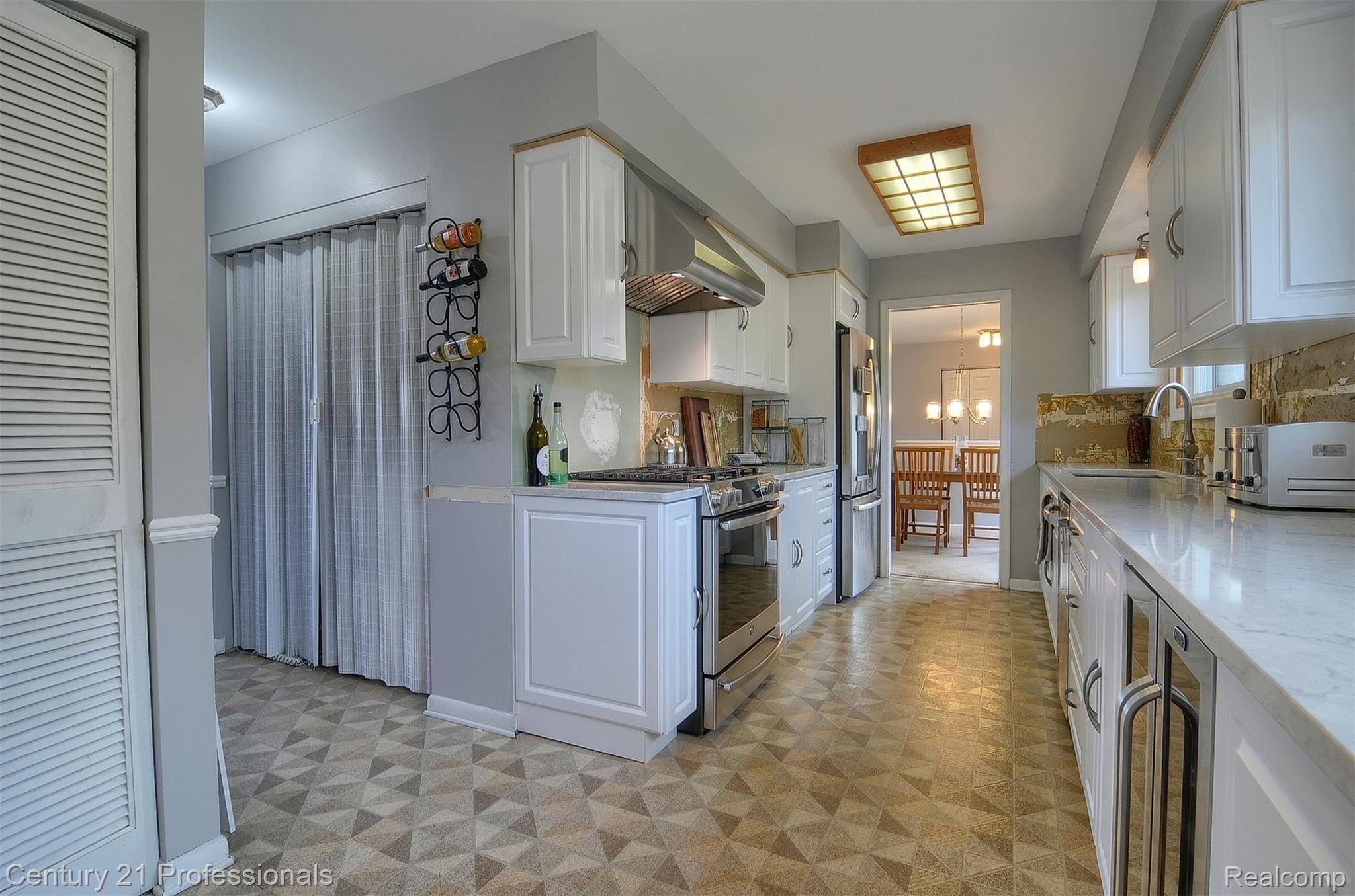 63 East Maryknoll Road Rochester, MI 48309 - Photo 12 of 34 Kitchen View.jpg
