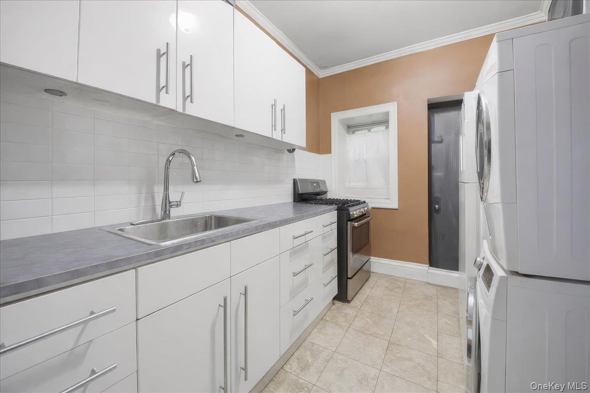 92 Elliott Avenue Yonkers, NY 10705 - Photo 30 of 38 Kitchen & In-Unit Laundry