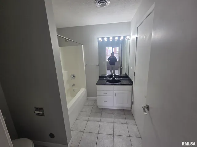 $925 | 1706 2nd Street, Rock Island, IL 61201