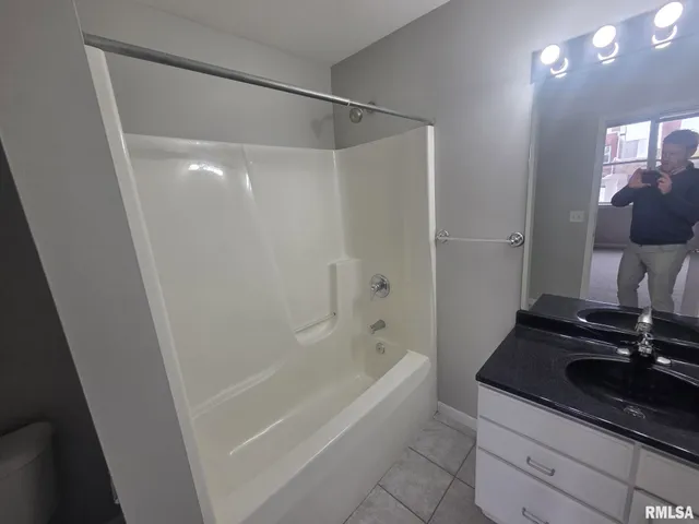 $925 | 1706 2nd Street, Rock Island, IL 61201