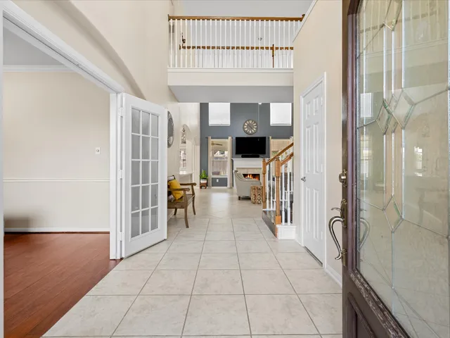 a view of entryway with livingroom