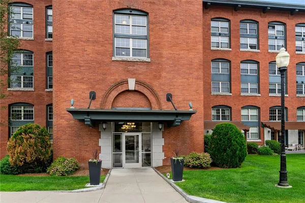 $2,300 | 1 Tupperware Drive, Unit 112, North Smithfield, RI 02896
