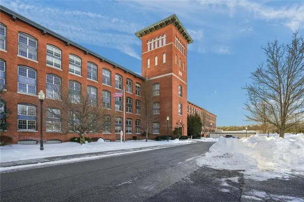 $2,300 | 1 Tupperware Drive, Unit 112, North Smithfield, RI 02896