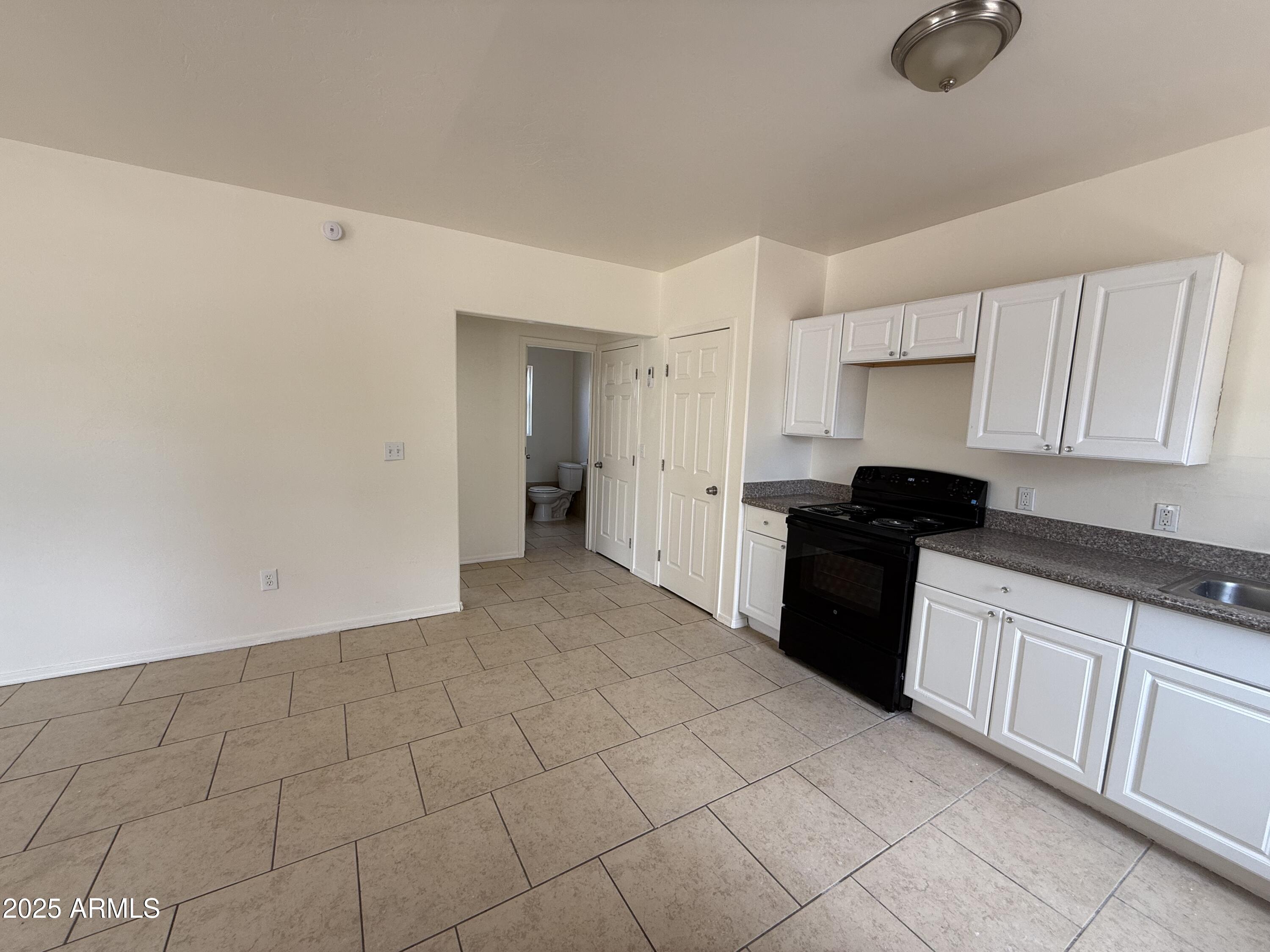 208 West Kelso Street Tucson, AZ 85705 - Photo 27 of 34 Vacant Unit 3 Kitchen 2