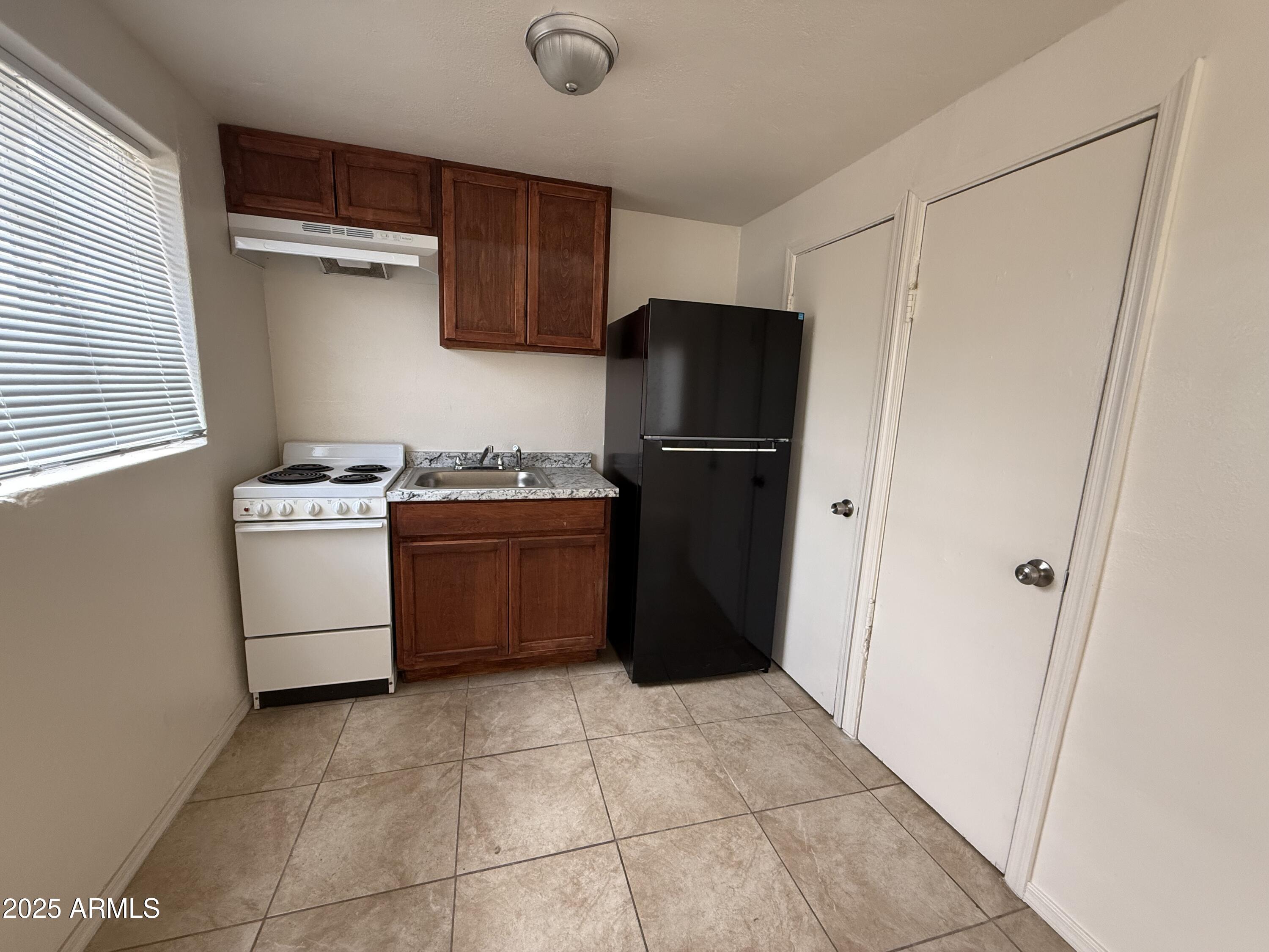 208 West Kelso Street Tucson, AZ 85705 - Photo 31 of 34 Vacant Unit 4 Studio Kitchen