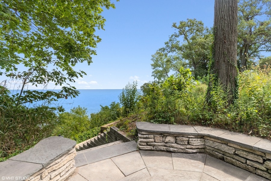 55 Stone Gate Road Lake Forest, IL 60045 - Photo 54 of 62 a view of a outdoor space with plants