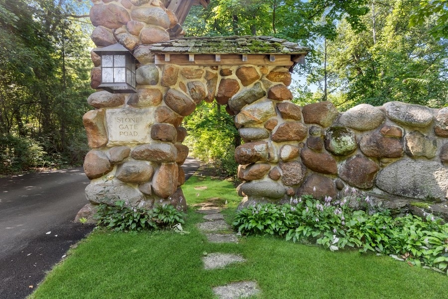 55 Stone Gate Road Lake Forest, IL 60045 - Photo 59 of 62 a backyard of a house with lots of green space