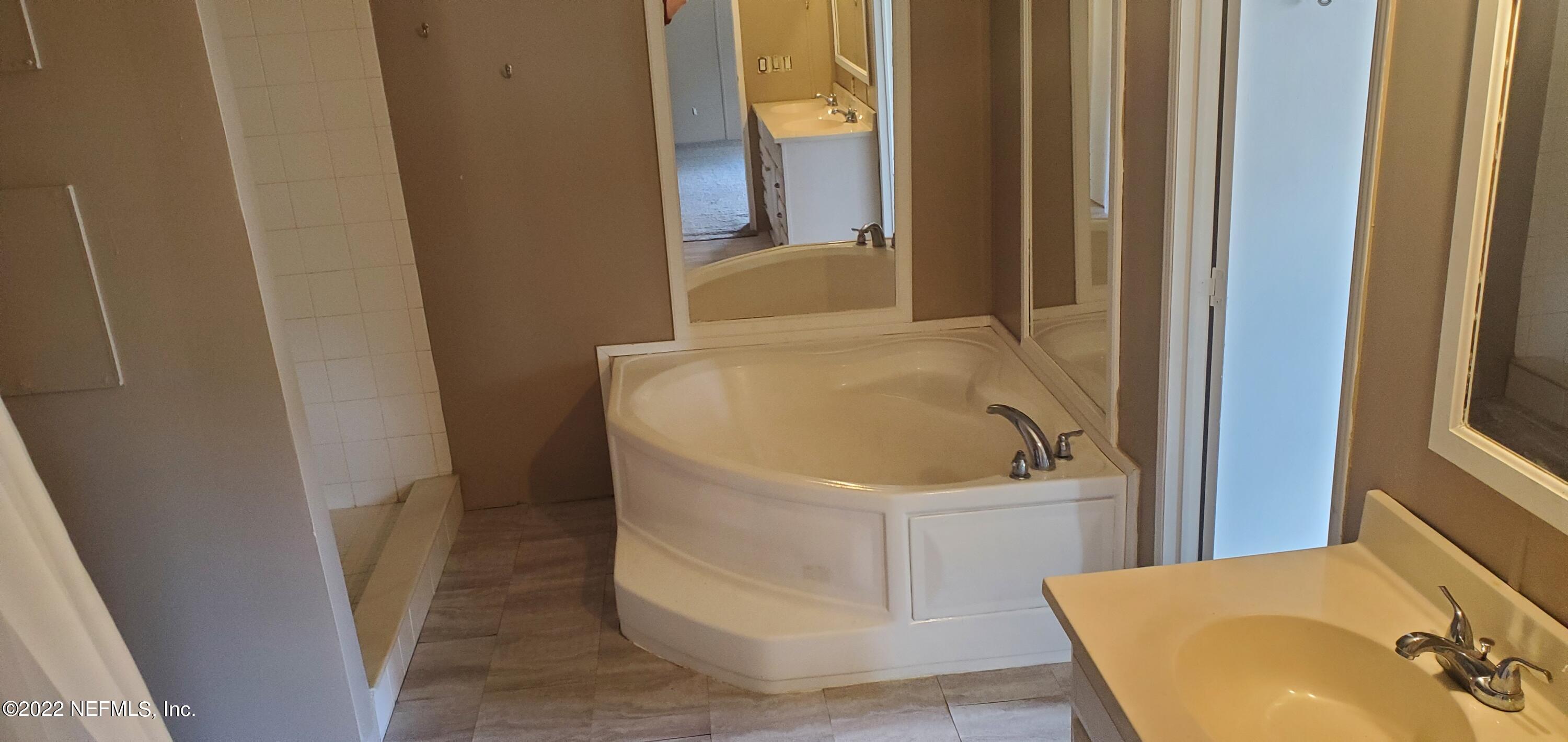 13464 Yellow Bluff Road Jacksonville, FL 32226 - Photo 8 of 20 a bathroom with a tub