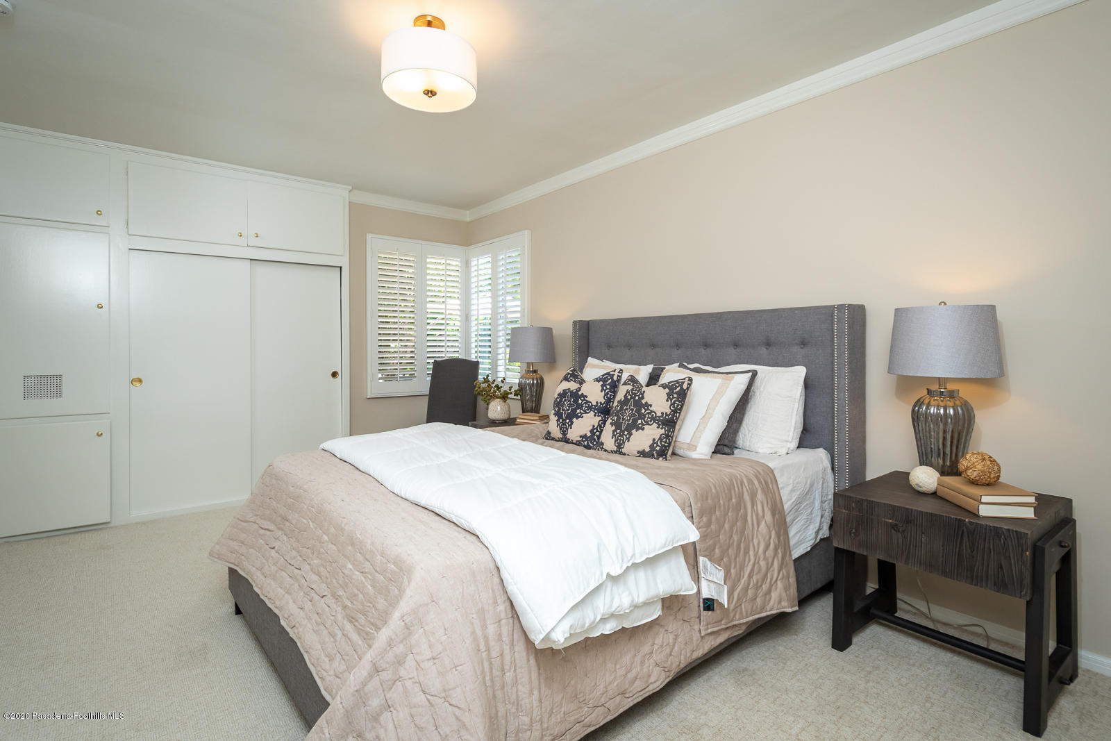 820 Chehalem Road La Canada Flintridge, CA 91011 - Photo 41 of 59 a bedroom with a bed and a lamp