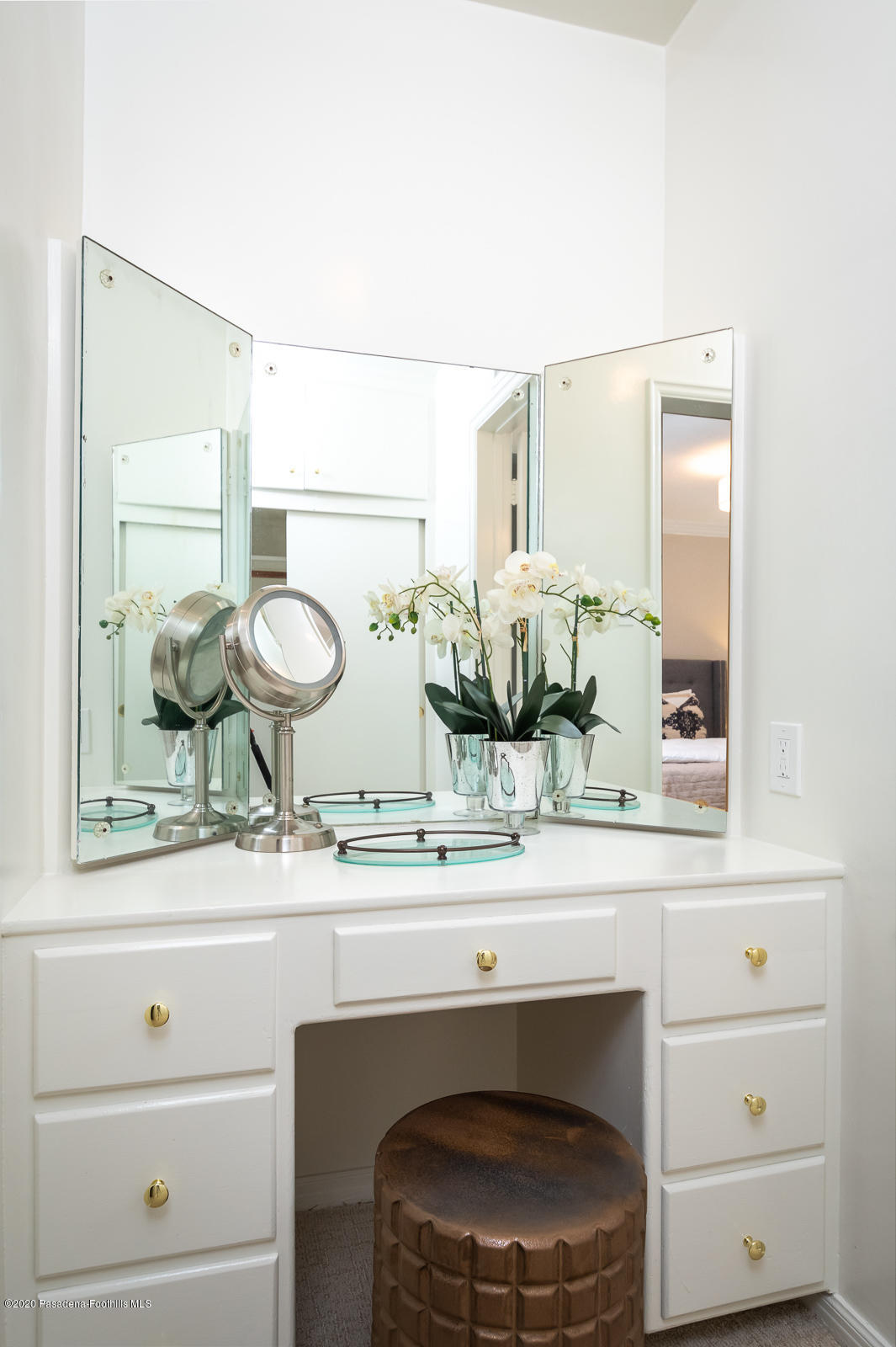 820 Chehalem Road La Canada Flintridge, CA 91011 - Photo 43 of 59 a bathroom with a sink and a mirror