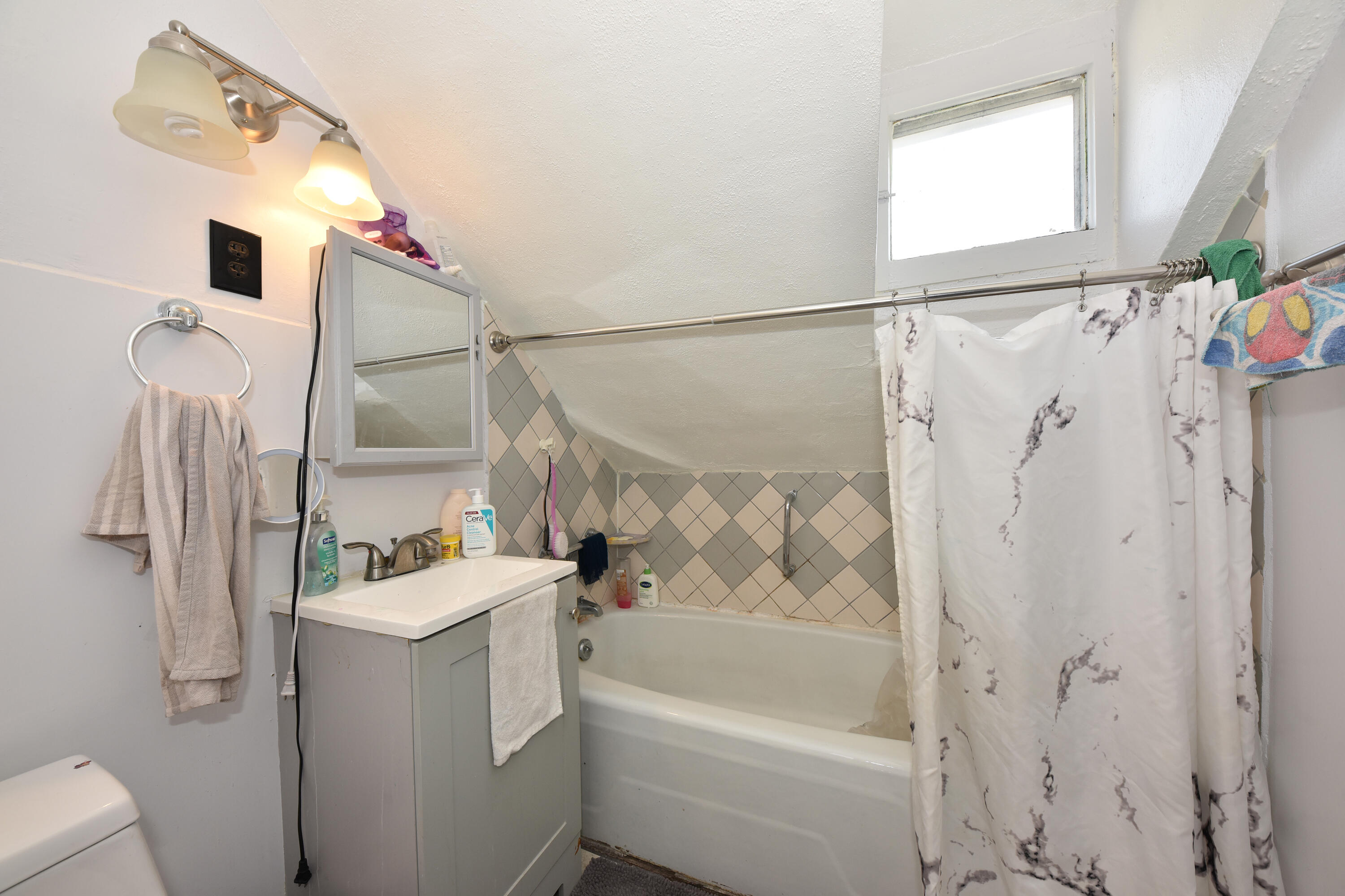 334 North 60th Street Milwaukee, WI 53213 - Photo 21 of 32 Upper Bath