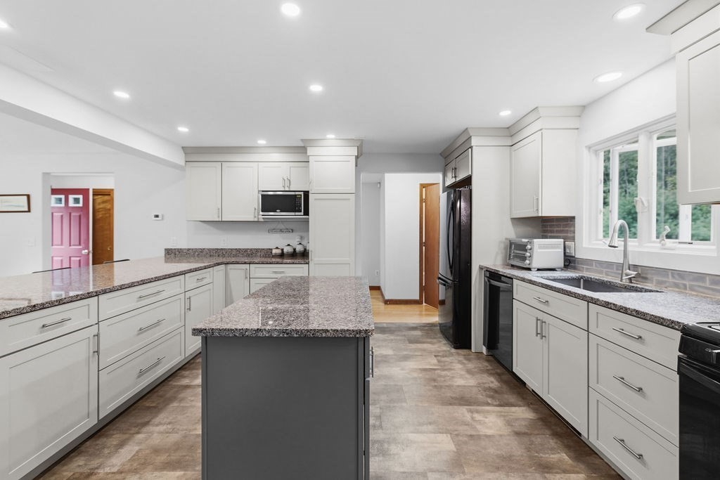 33 Woodland Road Rochester, MA 02770 - Photo 11 of 41 Gallery Image 11
