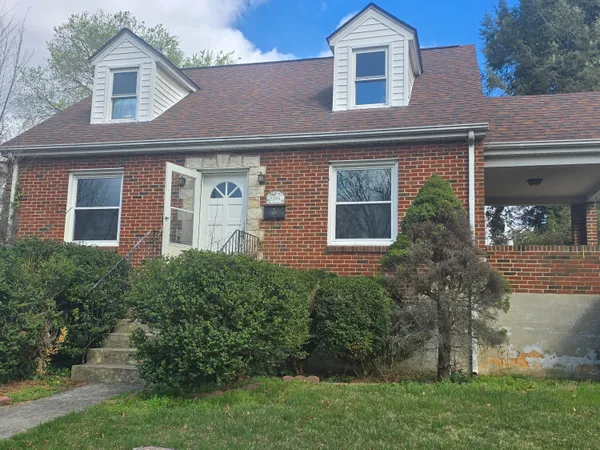 $1,700 | 2205 Larchwood Street Northeast, Roanoke, VA 24012