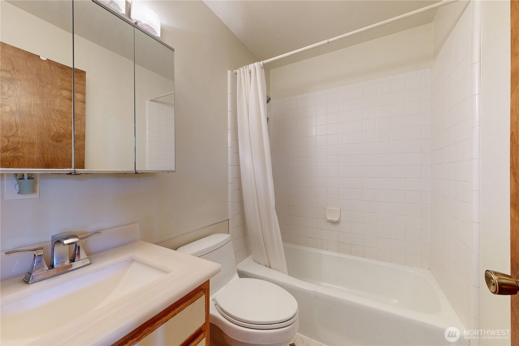 457 Prospect Avenue Walla Walla, WA 99362 - Photo 24 of 40 a bathroom with a sink toilet and shower