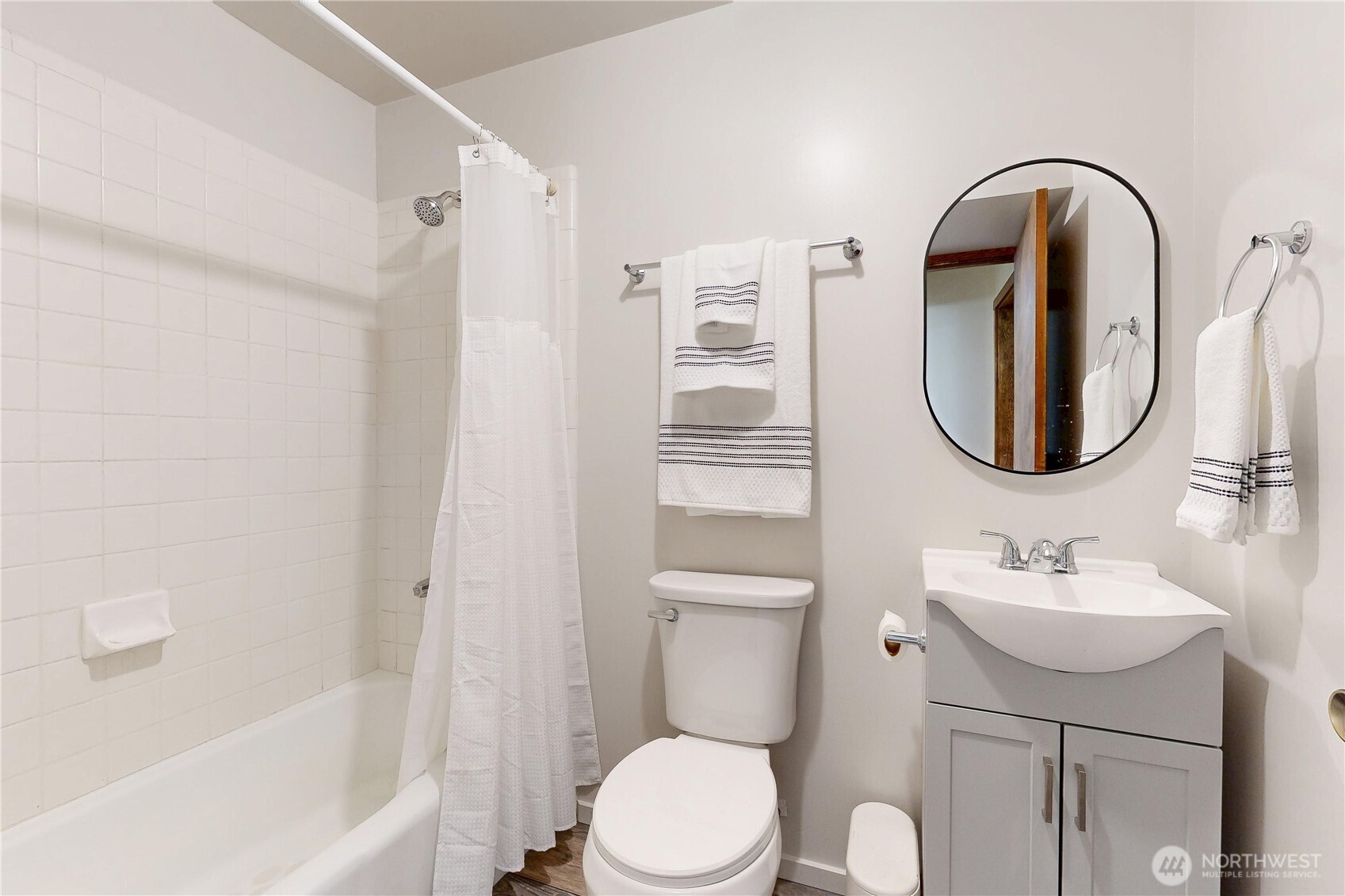 457 Prospect Avenue Walla Walla, WA 99362 - Photo 29 of 40 a bathroom with a sink toilet and a mirror
