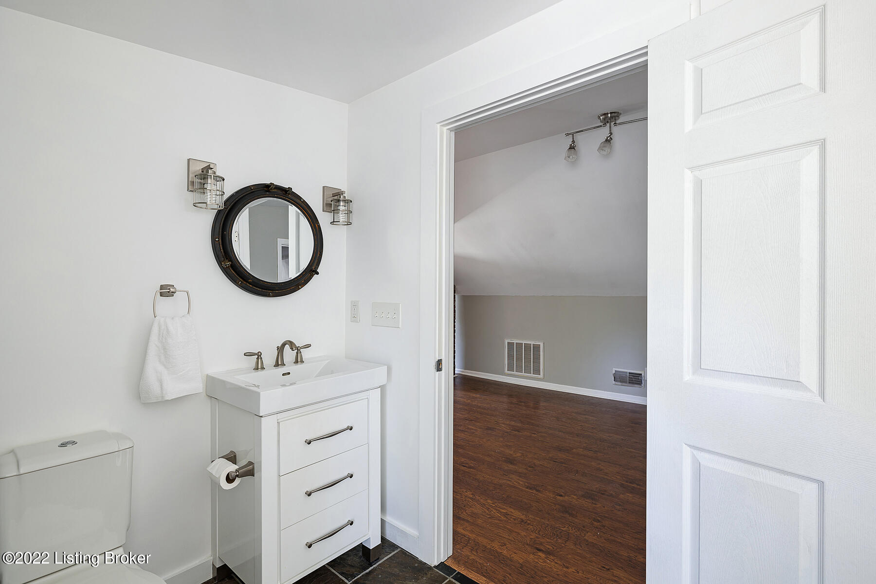 4012 Leland Road Louisville, KY 40207 - Photo 24 of 33 Full Bathroom Third Level