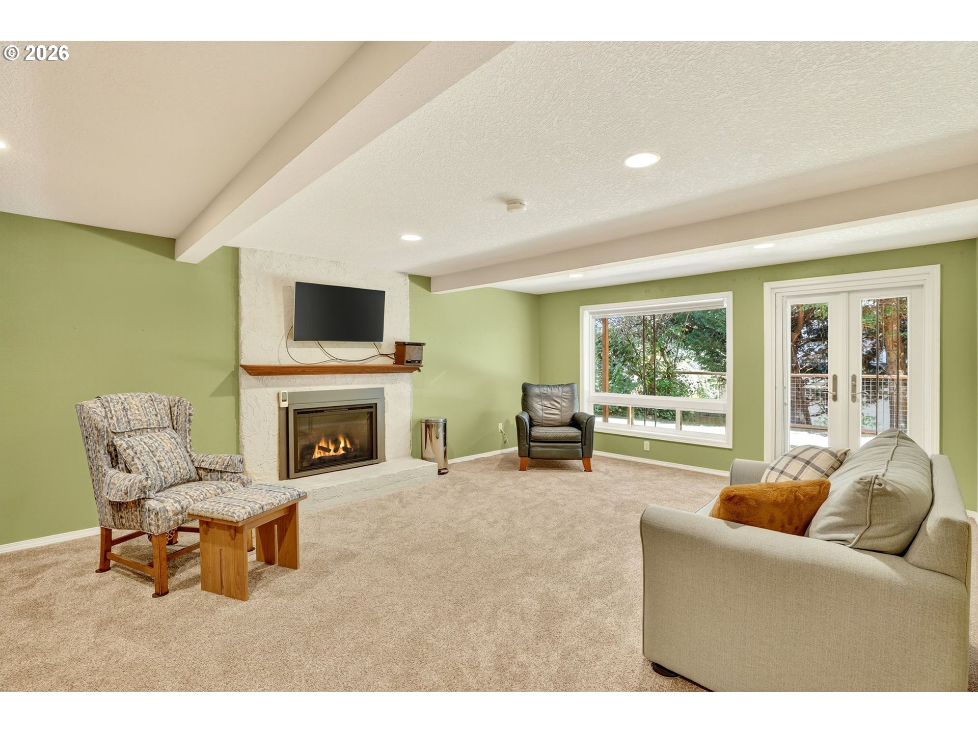 1620 Southwest Maplecrest Drive Portland, OR 97219 - Photo 28 of 48 Living Room