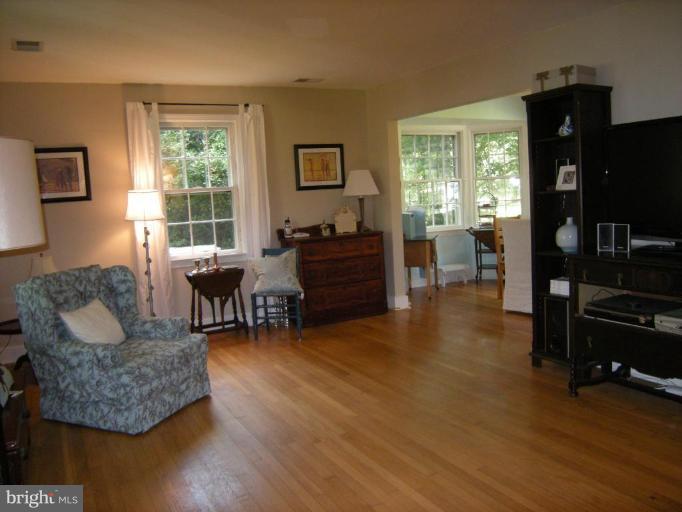 7114 Coventry Road Alexandria, VA 22306 - Photo 23 of 28 Living Room